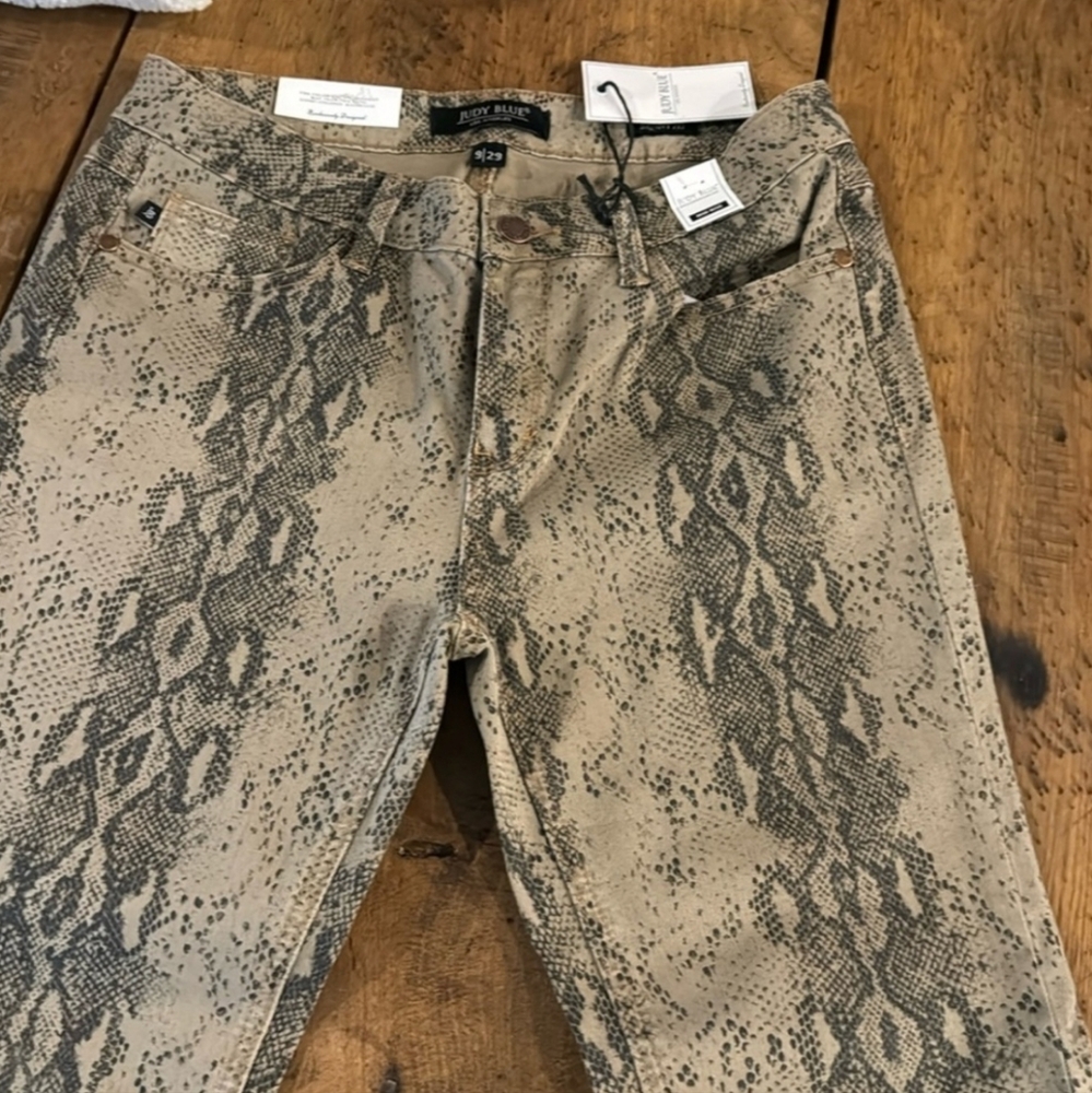 NWT Judy Blue snakeskin print jeans. Size 9/29 skinny fit mid-rise
